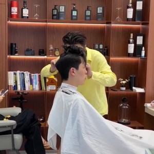 7M体育电脑版-换个时兴的发型！杨瀚森训练后做了个头发